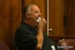 شرطي سابق يأكل دليل إدانة مساعديه في المحكمة