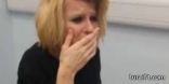 فيديو يُظهر دموع بريطانية صماء تسمع لأول مرة في حياتها