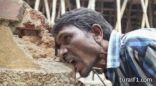 بالفيديو: هندي يأكل 3 كيلو من الحجارة يومياً