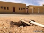عدسة إخبارية طريف ترصد بالصور حفر خطيرة أمام أحد مدارس البنين في المحافظة