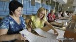 الناخبون في أوكرانيا يصوتون في انتخابات “حاسمة” لوحدة البلاد