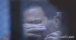 مبارك يبكي خلف القضبان في أول ظهور له بـ”البدلة الزرقاء” (فيديو)