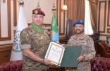 الفريق فياض الرويلي يقلد قائد الجيش اللبناني وسام الملك عبدالعزيز