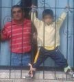 مكسيكية تقيد طفلها إلى نافذة المنزل