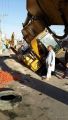 سقوط معدة ثقيلة “بوكلين” في أحد المشاريع في الشارع العام وسط طريف