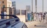 بالفيديو:مواطنون يضربون شابًّا بالحجارة لمنعه من الانتحار بالقريات