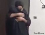 بالفيديو.. السعودي مُنشد “يا عاصب الراس وينك” يلتقي والدته بعد عودته للمملكة