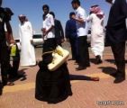 ممرضة سعودية تسعف مصابين بحادث مروري على الطريق الدولي بالقريات حتى وصول “الهلال الأحمر”