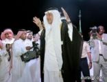 خالد الفيصل وتركي بن عبدالله يؤديان العرضة في احتفال “التربية” باليوم الوطني