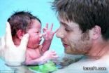 بريطاني يصطحب ابنه إلى حمام السباحة بعد يوم من ولادته
