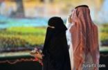 مواطن سعودي يطلق زوجته بعدما أمسكت يده بطريقة رومانسية بمطار الرياض ..”فيديو”