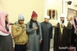 إسلام أربعة أشخاص بجامع الراجحي بطريف و الشيخ مصلح الرويلي يلقنهم الشهادة “صور”