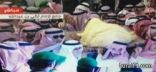 خادم الحرمين يؤدي صلاة الجنازة على الملك عبدالله