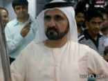 محمد بن راشد يستقل “مترو دبي” ويفاجئ الركاب بوقوفه بينهم