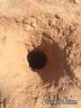 مواطن يكتشف وجود حفره عميقه امام منزله شرق طريف