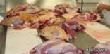 مواطن يكشف عمالة مخالفة تقوم بتقطيع اللحوم النتنة وبيعها بسوق رفحاء العام
