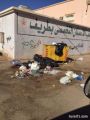 بالصور..تكدس النفايات ومخلفات البناء يثير غضب أهالي حي العزيزية غرب طريف