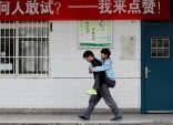 طالب صيني يحمل صديقه المعاق على ظهره لمدة ثلاث سنوات