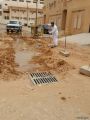 بالصور..تجمع مياه بحفريات أحد مشاريع تصريف السيول بطريف يمنع مواطن من الخروج من منزله