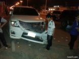 سيارة إحدى الشركات تصدم سيارة جيب أثناء وقوفها بشارع مكة المكرمة بطريف