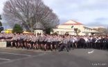1700 طالب يؤدون رقصة حماسية في جنازة معلمهم