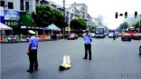 فتاة صينية تستلقي وسط شارع رئيسي احتجاجاً على رفض والدها شراء “جوال ذكي” لها