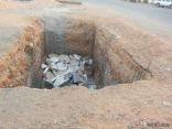 بالصور..حفرة تهدد حياة الماره والأطفال في حي الفيصلية شرق طريف