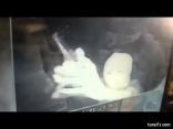 بالفيديو..لص يستعرض المسروقات أمام كاميرات المراقبة بعد سرقة متجر في رفحاء