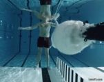 عالم فيزياء يطلق النار على نفسه تحت الماء لإثبات نظرية علمية