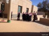 بالصور..توافد أهالي طريف إلى مقر الإمارة بالمحافظة للحصول على تصاريح الدخول إلى محمية حرة الحرة