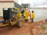 بالصور..بلدية طريف تسحب الكميات المتبقية من مياه الأمطار