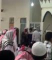 الشيخ المحيسن يلقن وافد فلبيني الشهادتين بجامع المريزيق بطريف