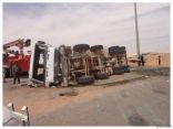 حادث لشاحنة وقلاب في شارع مكة المكرمة شرق طريف