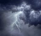 “الأرصاد” يُنبِّه 8 مناطق: أمطار غزيرة وعواصف رملية وضباب مع انعدام في الرؤية