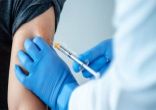 “الصحة”: الألم المصاحب للقاح كورونا تحت الإبطين طبيعي.. تجنّبوا الملابس الضيقة والرياضة العنيفة