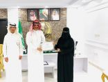 “محافظ طريف يمنح تكريمًا لمجموعة من السيدات ويؤكد على دورهم المهم في المجتمع”