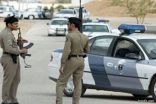 عرعر: إلقاء القبض على شابين أقاما “نقطة تفتيش أمنية” في أحد الطرقات