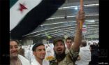 رجل أمن سعودي يرفع علم الثورة السورية