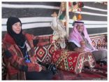 وصول المذيعة عفاف المحيسن من إذاعة جدة لمقر مهرجان طريف للصقور ( صور )