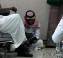 شاب سعودي يدلك قدمي والده بصالة انتظار تثير إعجاب  المغردين