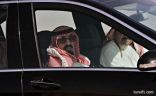 بالصور… خادم الحرمين يتجول بالسيارة في روضة خريم