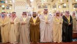 سمو أمير منطقة الرياض بالنيابة يؤدي صلاة الميت على الأمير عبدالرحمن بن ناصر بن عبدالعزيز