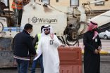 رئيس بلدية طريف يقف ميدانيًا على اعمال كشط شارع عمر بن الخطاب