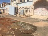 مستنقع مياه أمام مدرسة للبنات بحي العزيزية بطريف يثير استياء أولياء الأمور وأهالي الحي