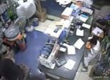 بالفيديو … أسرة تستغل طفلها بعملية سرقة أحد المحال التجارية بجدة