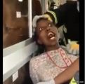 بالفيديو .. جنون خادمة إثيوبية حاولت التهجم على فنيي الطوارئ بداخل سيارة إسعاف