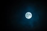 “الزعاق”: اليوم قمة إبدار القمر وهو منتصف شهر رمضان المبارك