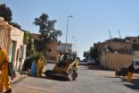 بلدية طريف تعالج التشوه البصري في حي الخالدية بعمليات الكنس اليدوي