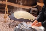 خبز الصاج يجذب زوار مهرجان الصقور بطريف