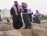 الأمير فيصل بن خالد يتفقد المواقع الأثرية في قرية زبالا التاريخية